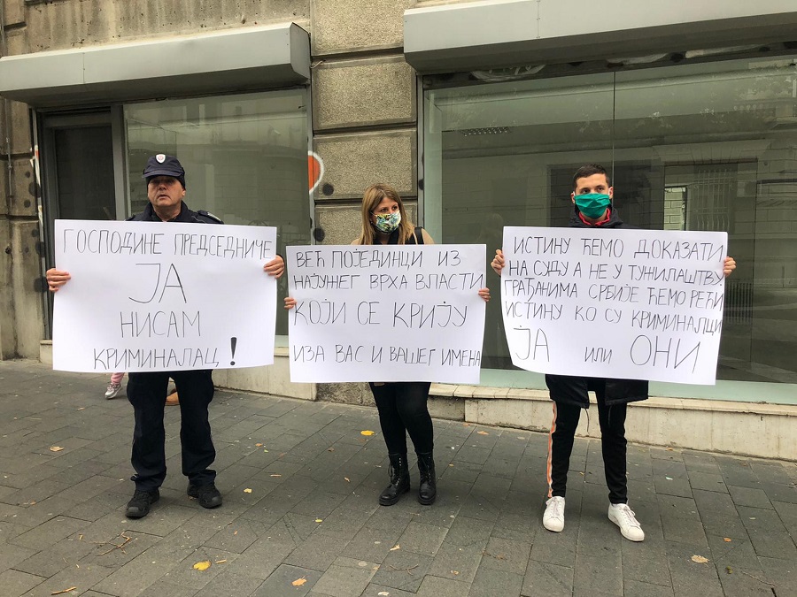 Goran Stamenković i njjegova porodica protestvuju ispred Predsedništva