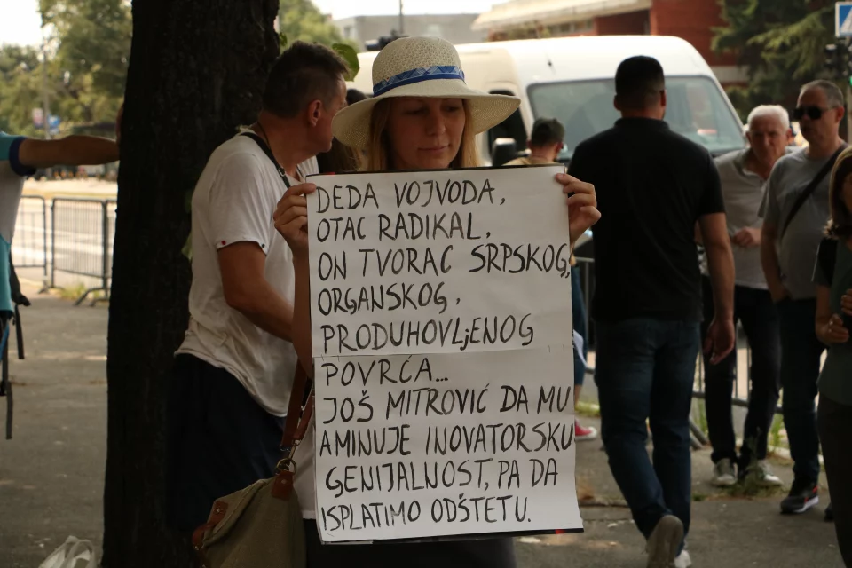 Žena drži transparent ispred zgrade Specijalnog suda na skupu podrške inspektoru Mitiću