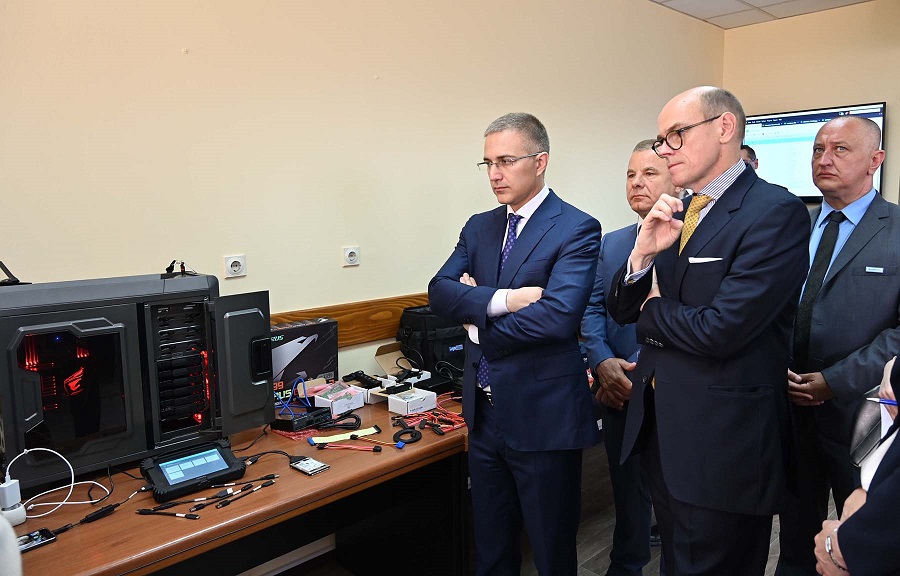 Nebojša Stefanović gleda hardver komponente marke Cellebrite