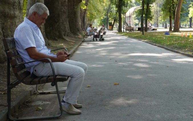 Korisnici mobilnih telefona na Balkanu, pogotovo penzioneri, kažu da su prevareni da plaćaju dodatne usluge poput igrica ili čitanja sudbine zajedno sa mesečnim računom za telefon