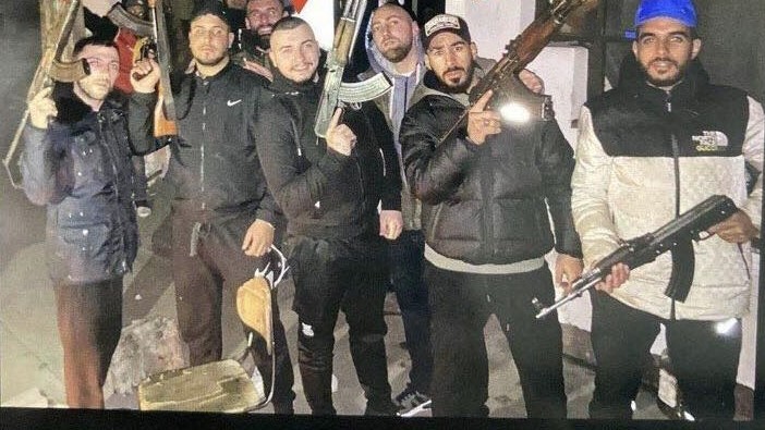 Amir Džemšiti prvi sa leva. Odmah do njega Hamza, važan član marokanske bande Tetvani.