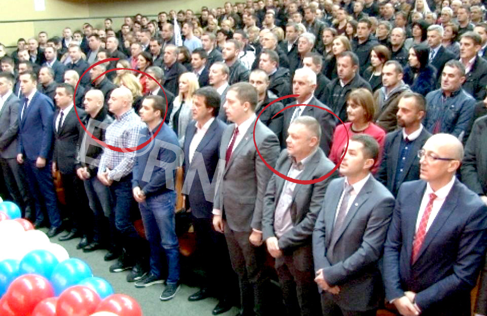 Leposavić, tribina SNS-a. S leva na desno: Milan Radoičić, Zvonko Veselinović (zaokruženi), Bratislav Gašić, Marko Đurić, Zoran Milojević Zelja (zaokružen), Goran Rakić