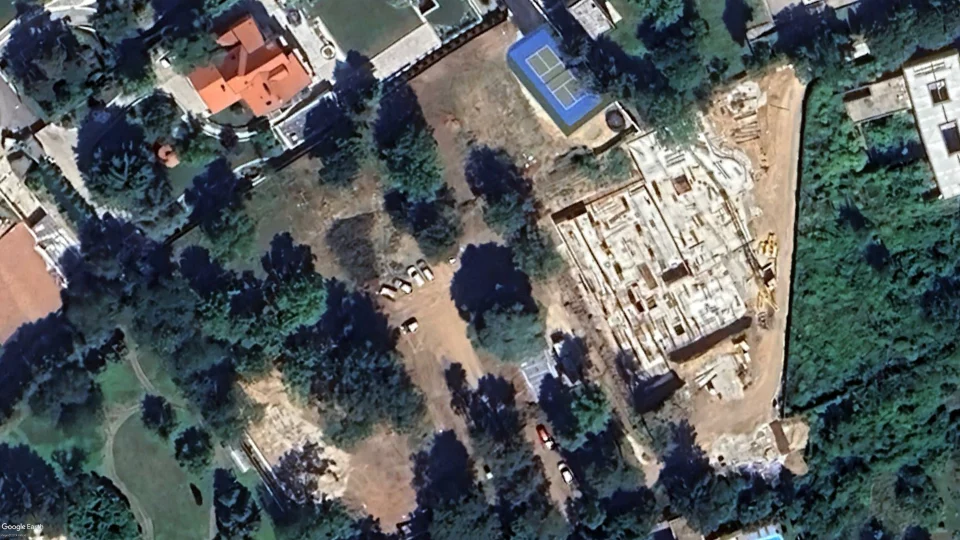 Snimak Google Earth-a iz avgusta 2023. na kom se vidi da su objekti na parceli Milana i Eme Radoičić uklonjeni 